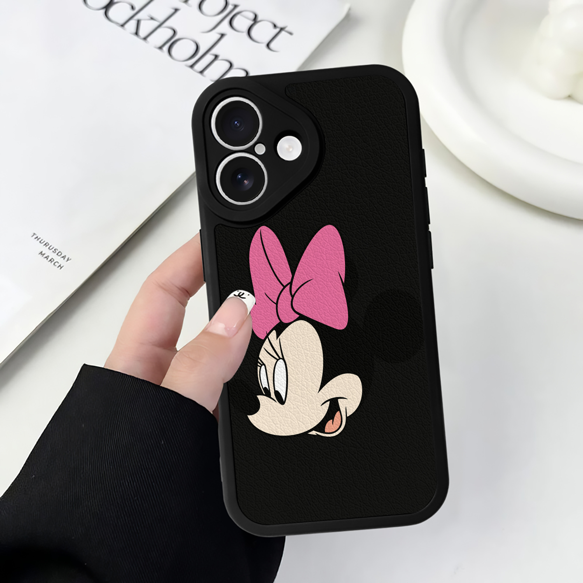 （画像用） ミッキーマウス Mickey Mouse 【iPhone 16シリーズ対応】シリコンスマホケース（レザー調） 材質：シリコン